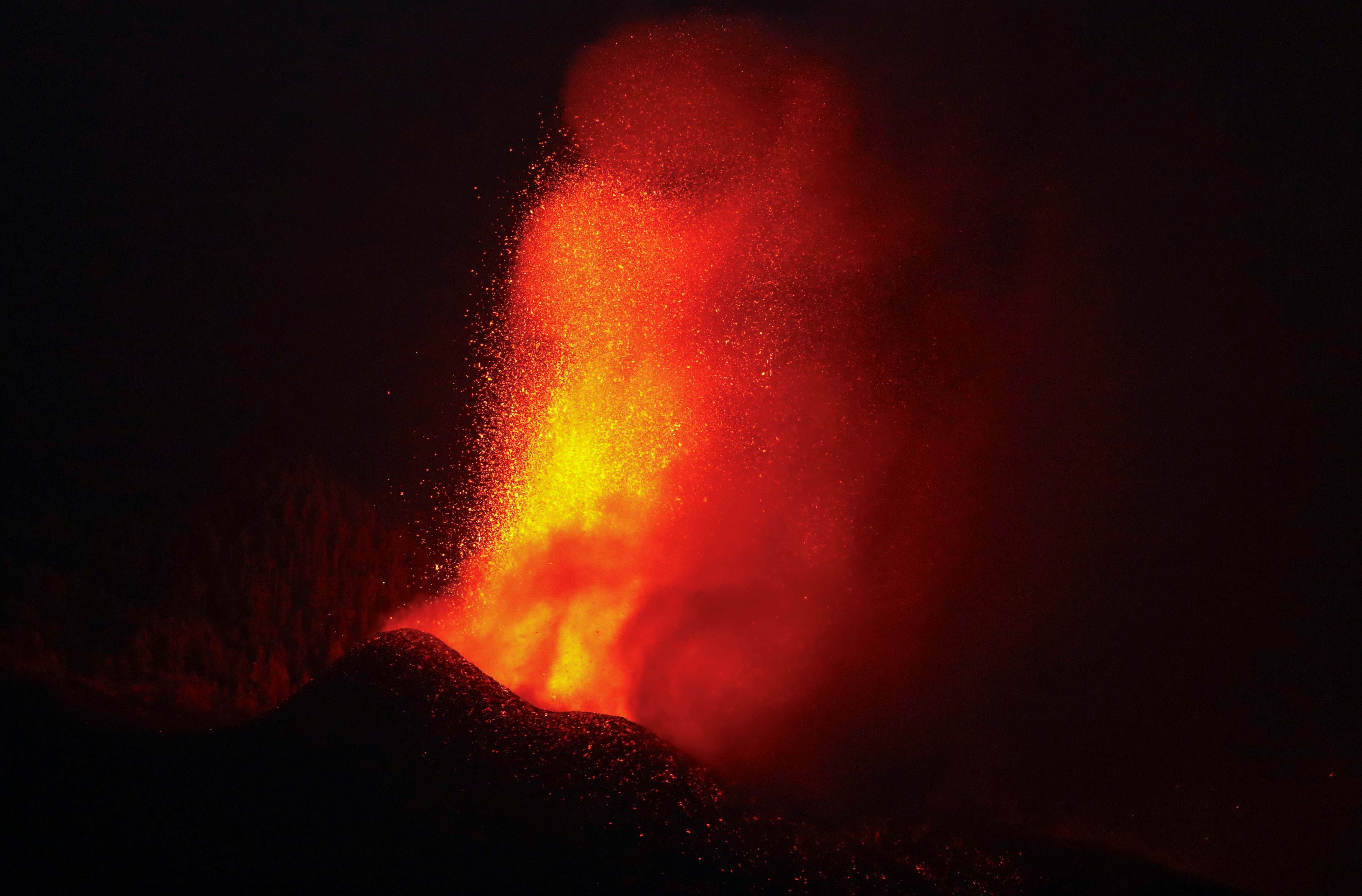 INTENSE NEW VIDEO: A volcano erupts in Spain, spewing lava and ...