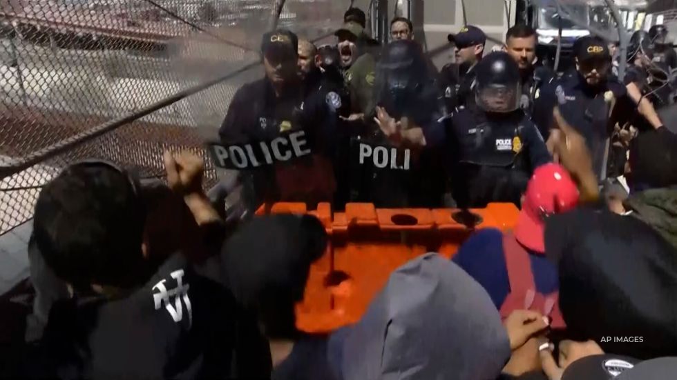 More than 1,000 migrants pushed back border authorities Sunday at the Santa Fe International Bridge in El Paso, Texas.