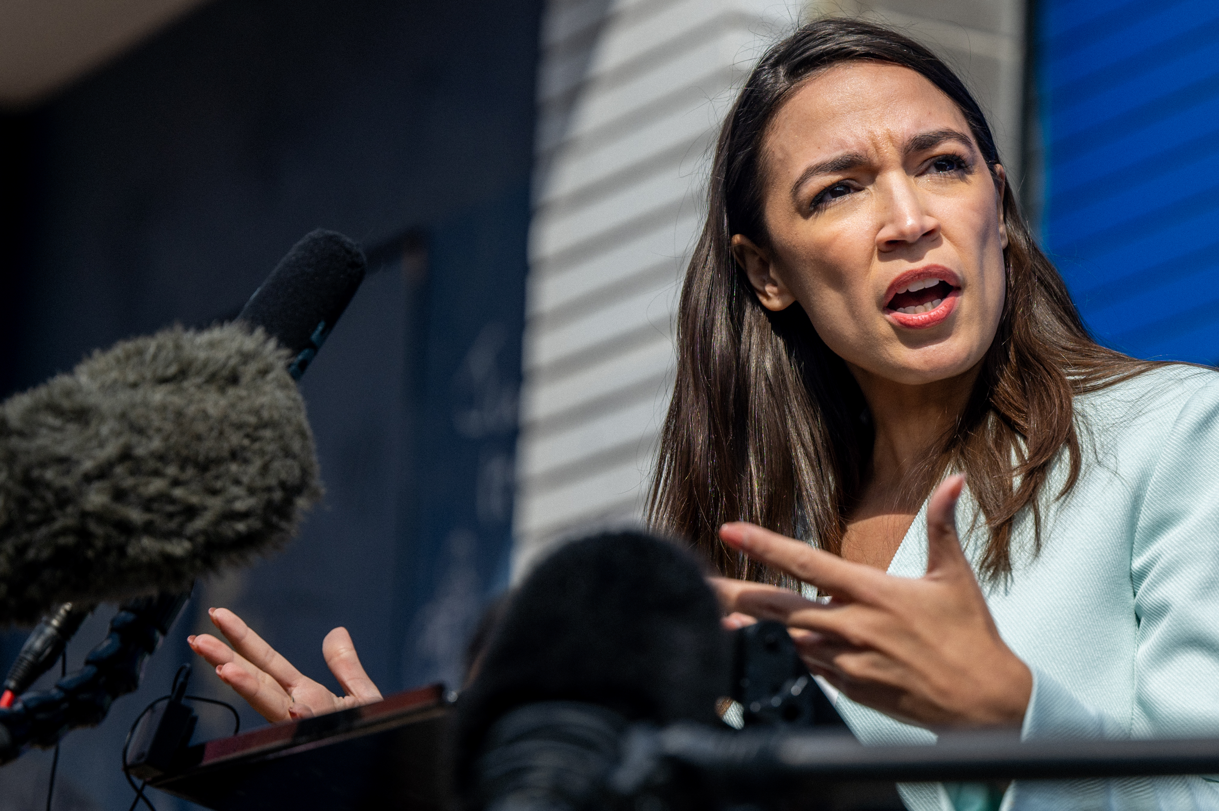 Ocasio-Cortez Eyes Oversight Bid Amid Trump’s Return – Straight Arrow News