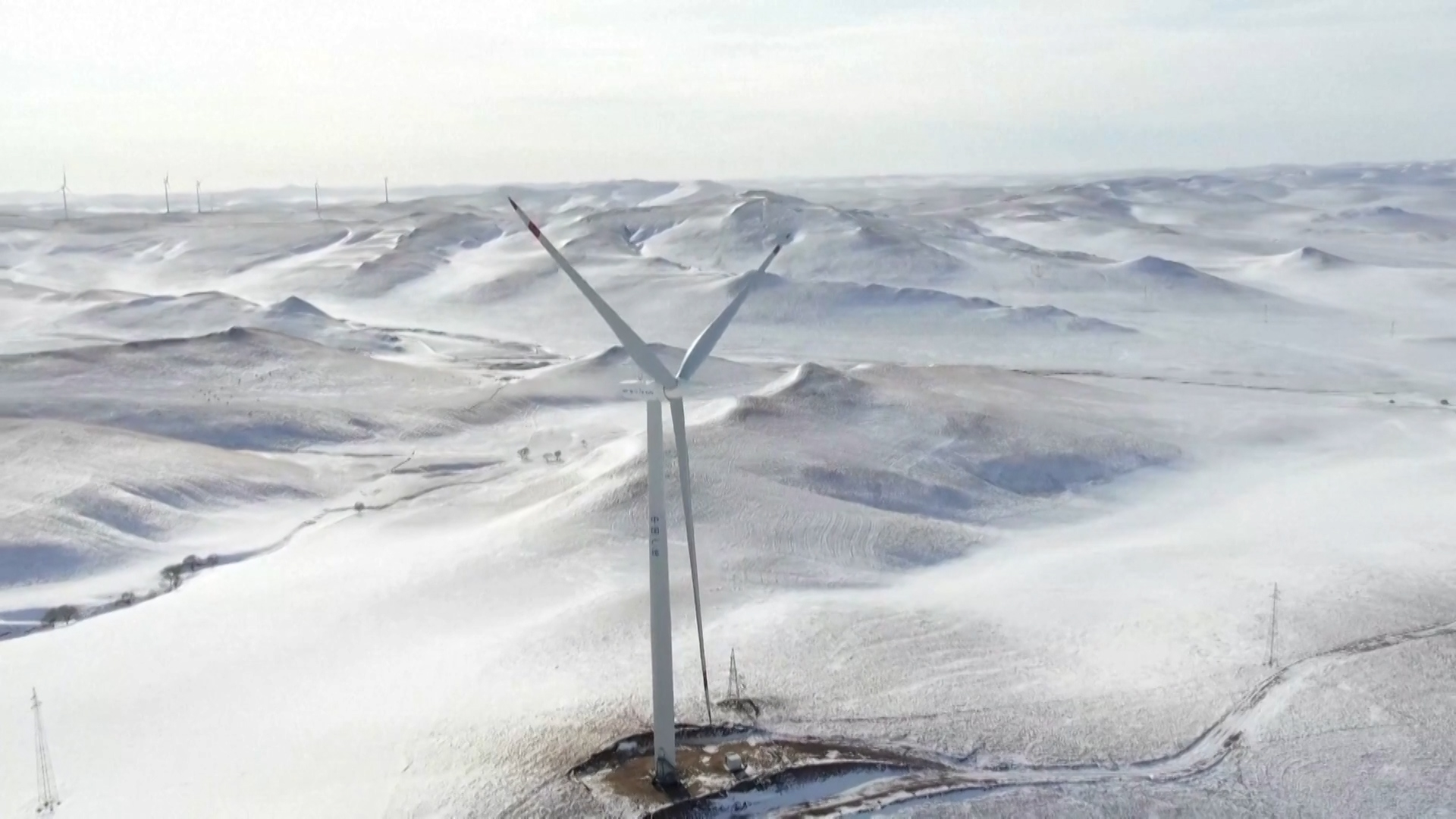 China's biggest onshore wind power project, operated by the state-owned China General Nuclear Power Corporation, is now fully operational in Inner Mongolia. With 701 wind turbines boasting a total installed capacity of 3 million kilowatts, the facility aims to produce 10 billion kilowatt-hours annually, significantly cutting standard coal consumption by 2.96 million tons and reducing carbon dioxide emissions by 8.02 million tons.