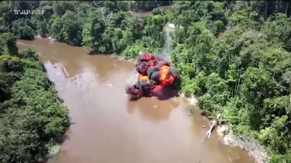 Colombian Aerospace Force and National Police, along with the Federal Police of Brazil, blew up 19 poisonous gold mining operations.