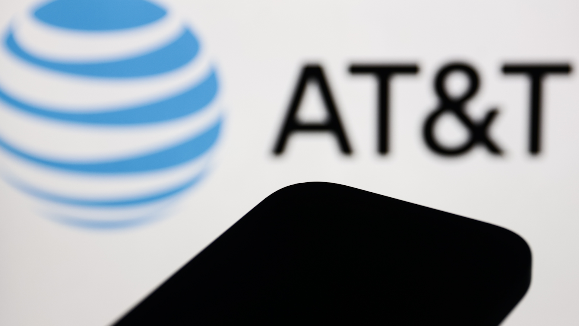 AT&T announced yesterday that it would offer a  service credit to some customers affected by last week’s cellphone service outage. The outage, which lasted more than seven hours, impacted over 70,000 users, the company disclosed in a letter to employees.