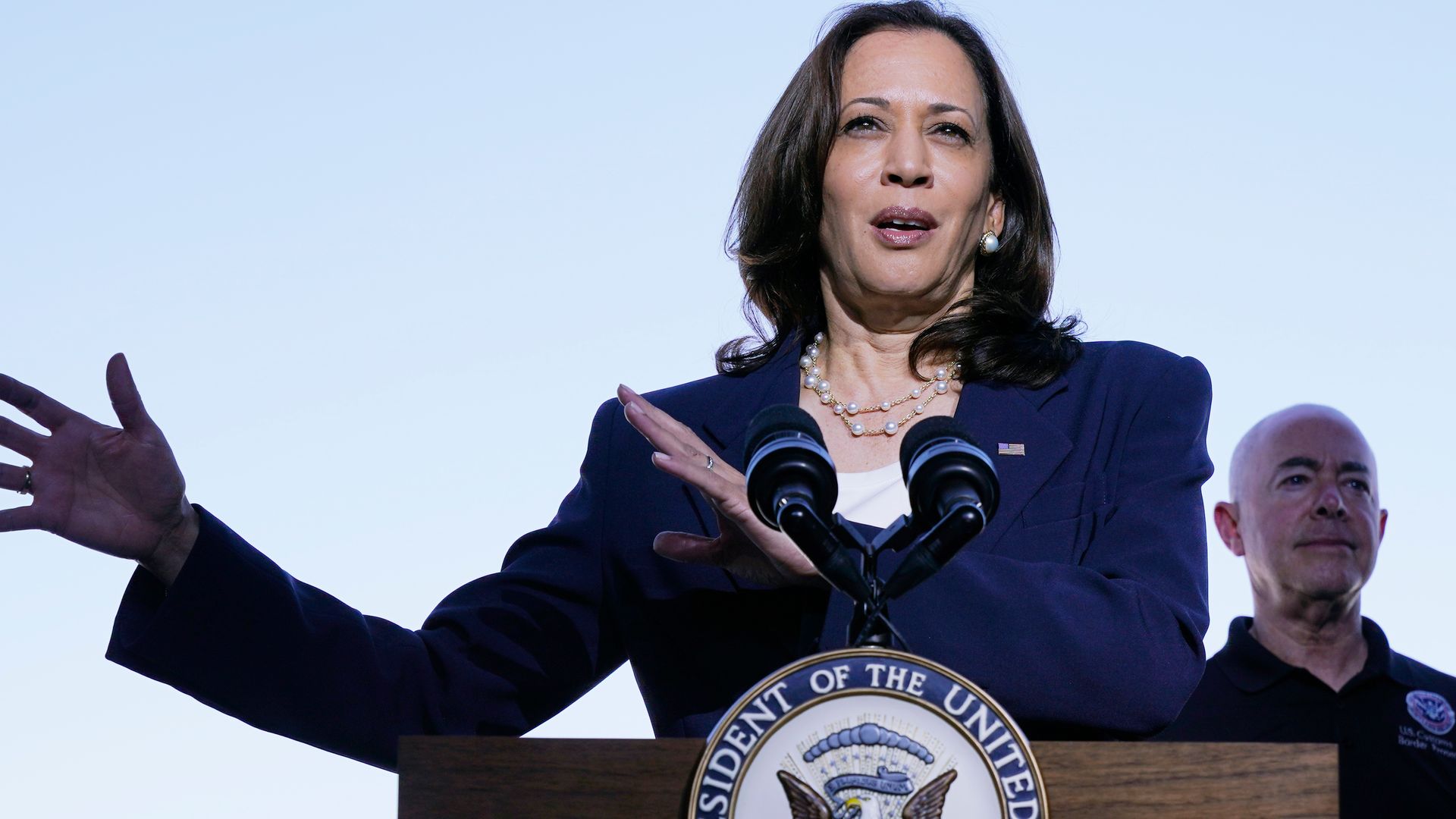 Kamala Harris unknowingly claps and nods along to song protesting her ...