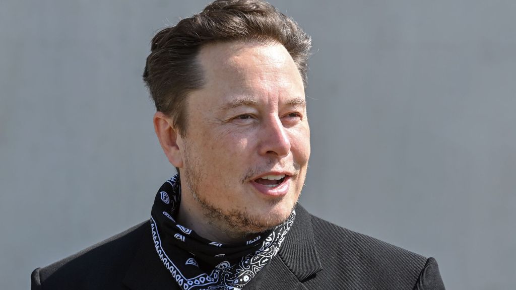 Elon Musk, owner of X, intends to finance a national signature campaign backing the First Amendment, amid free speech discussions.