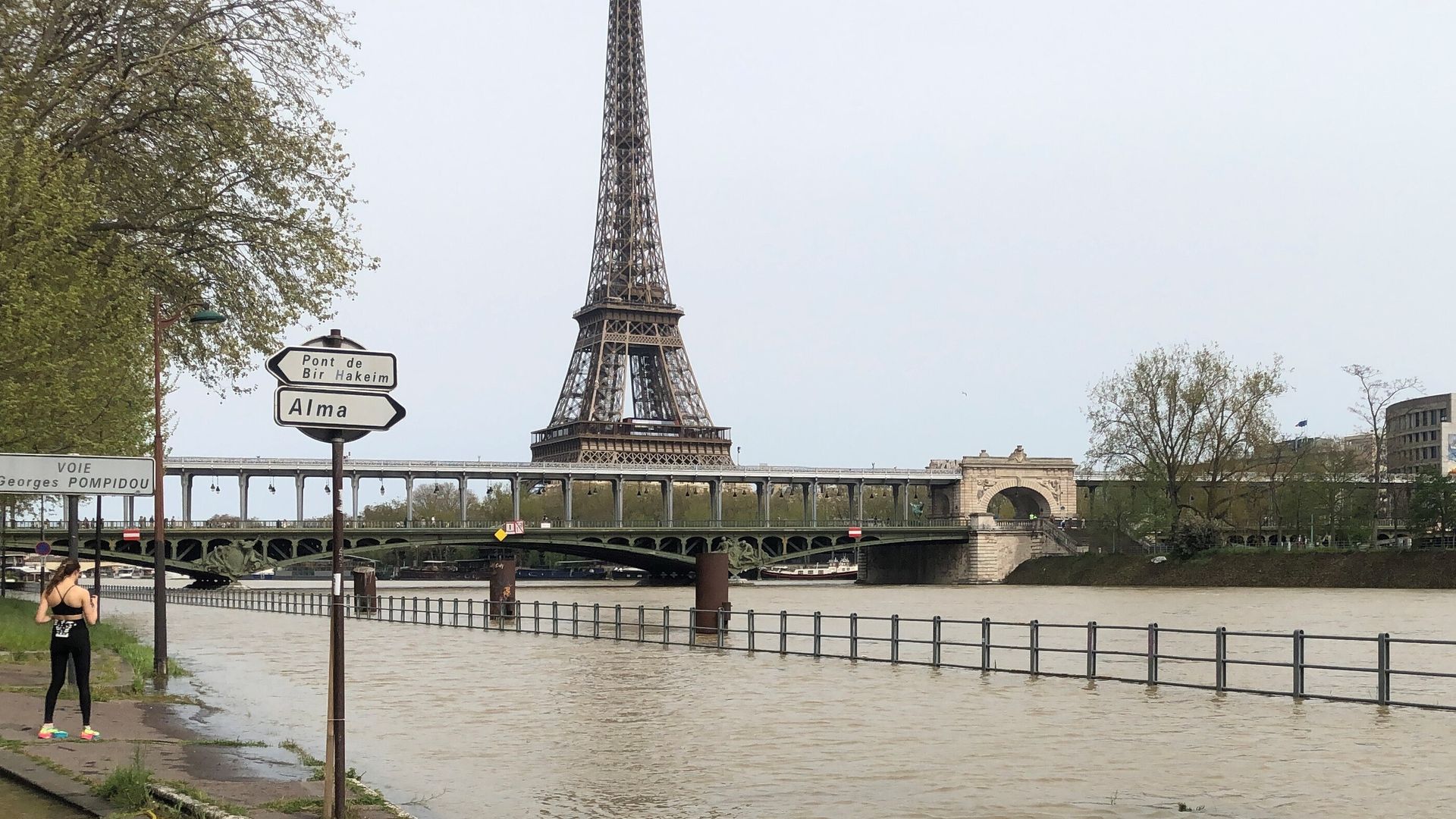 Une association caritative française tire la sonnette d'alarme sur la pollution de la Seine à l'approche des JO