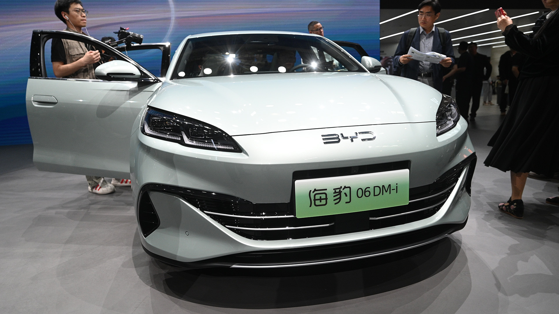 A new hybrid vehicle from Chinese automaker BYD can travel over 1,300 miles without stopping and it is priced at just ,775.