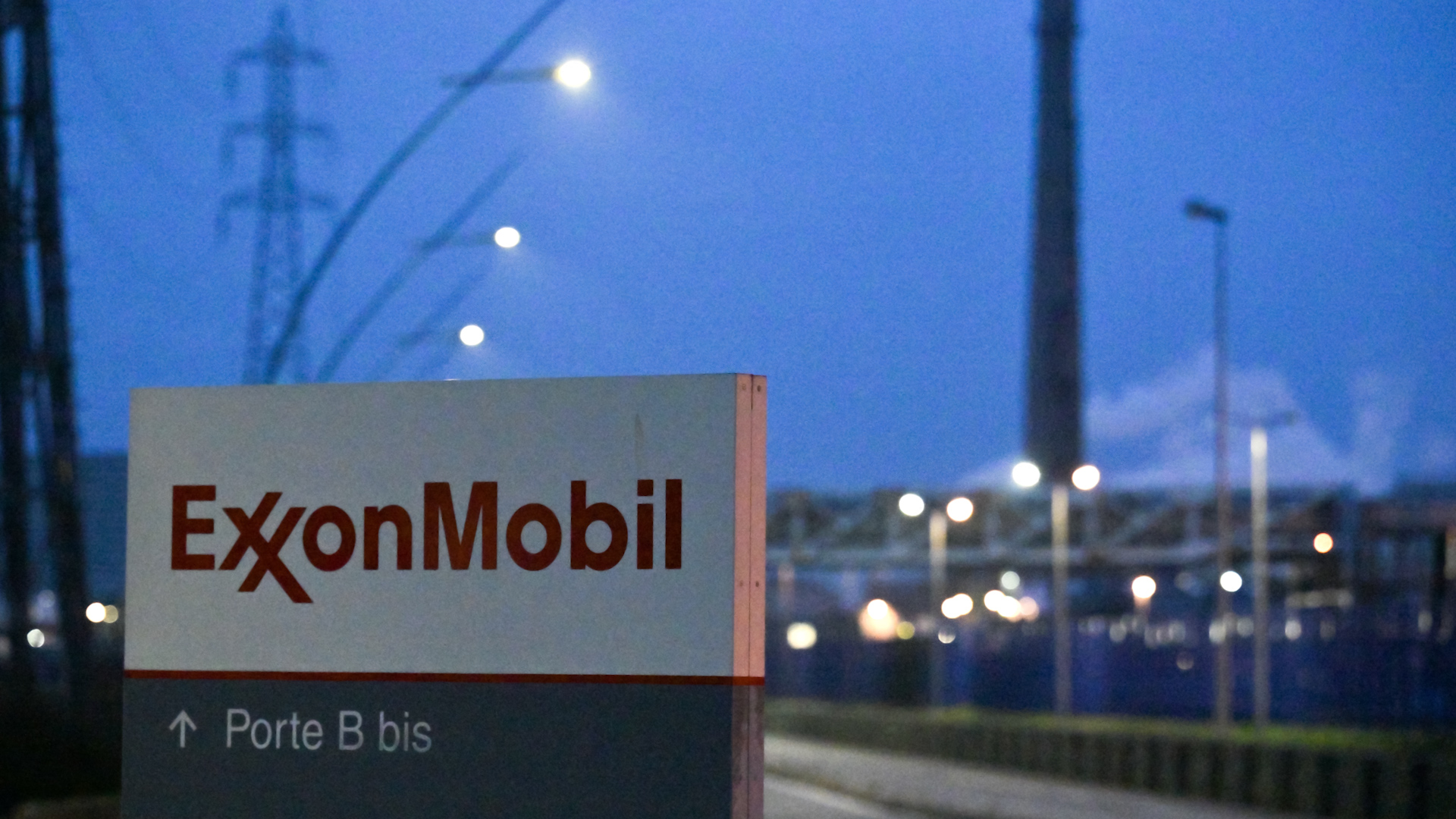 Exxon Mobil took a step toward closing its $60 billion deal to acquire Pioneer after reaching an agreement with the Federal Trade Commission.