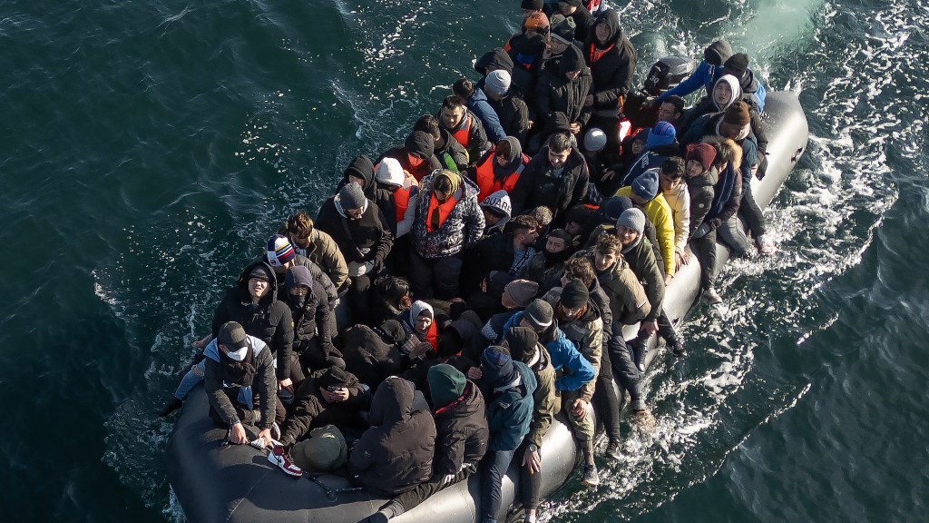 A record 882 migrants crossed the English Channel into the UK in 15 boats, setting the highest daily total since October 2022.