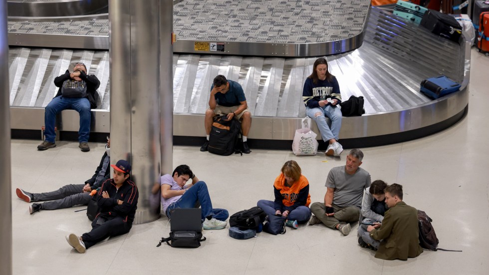 Delta Air Lines canceled over 4,500 flights since the cybersecurity outage. Transportation Secretary Buttigieg demands customer assistance.