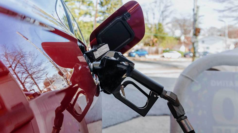 Arizona Gov. Hobbs and Nevada Gov. Lombardo urge California Gov. Newsom to reconsider a bill that could raise gas prices in their states.