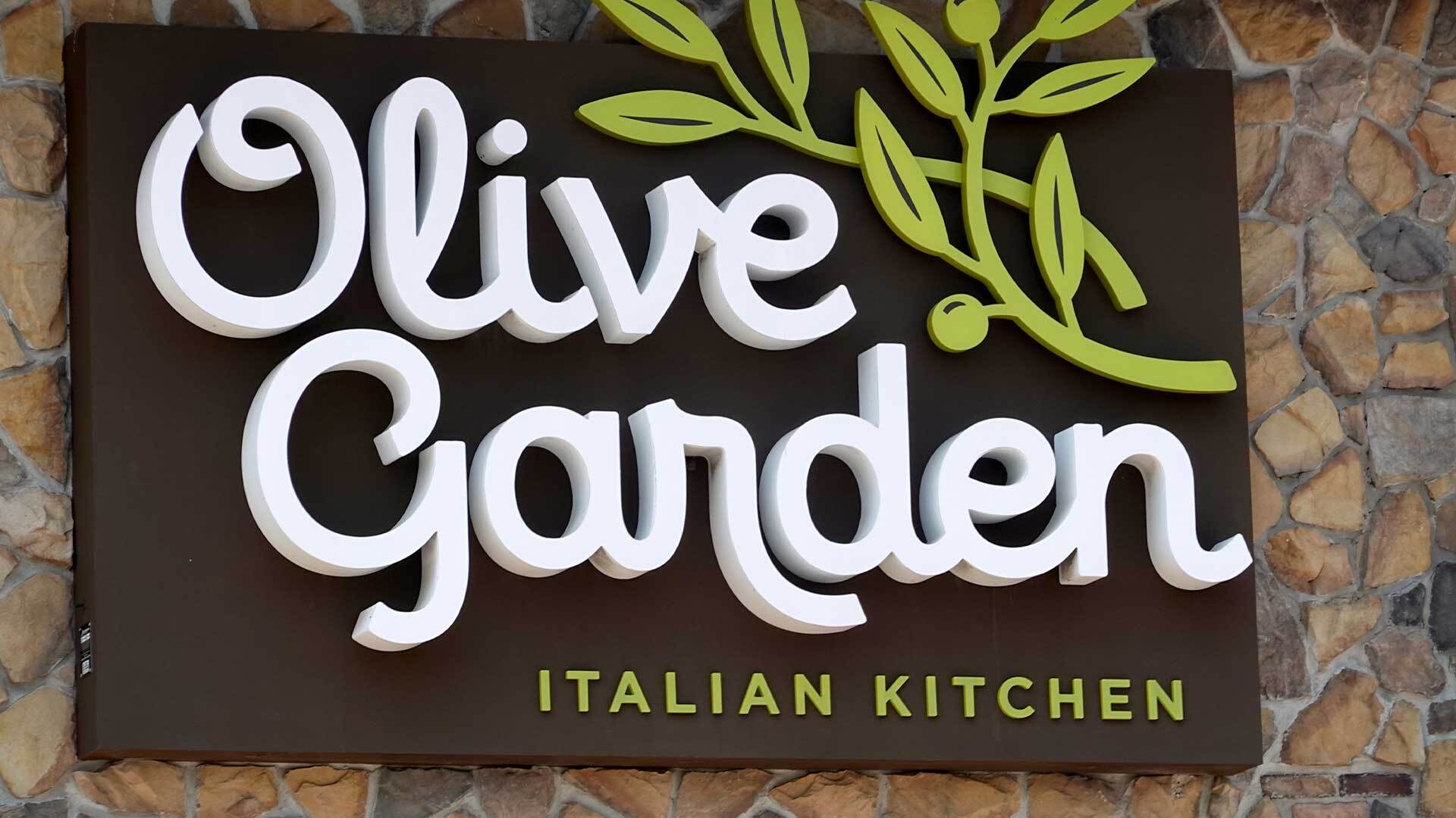 Olive Garden is teaming up with Uber for food deliveries, after previously only sending employees to deliver on orders over 0.