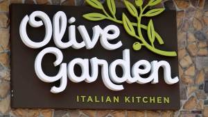 Olive Garden is teaming up with Uber for food deliveries, after previously only sending employees to deliver on orders over $100.