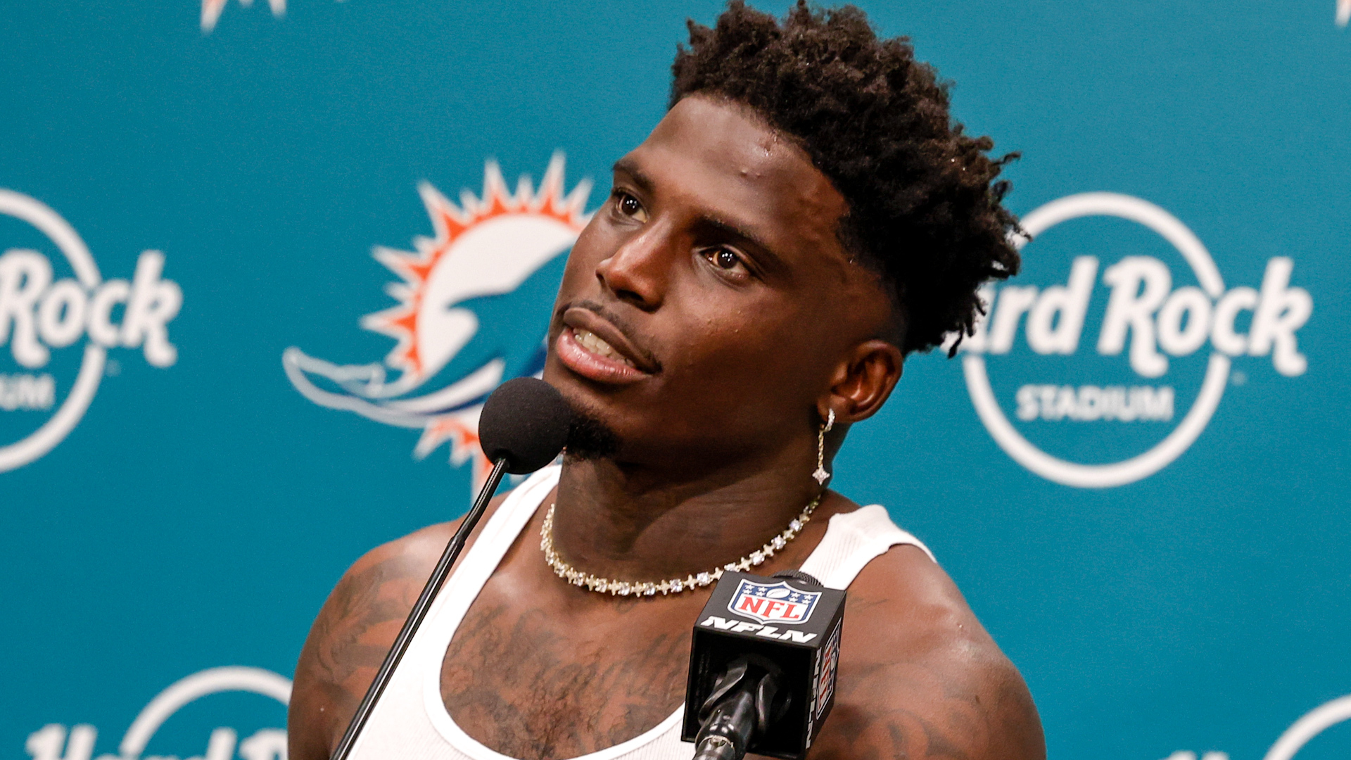 Officer Put On Leave After Cuffing Tyreek Hill Hours Before Dolphins Game