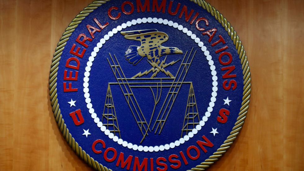 A U.S. appeals court blocked new rules for internet service providers before they could take effect, delivering a setback to the FCC.