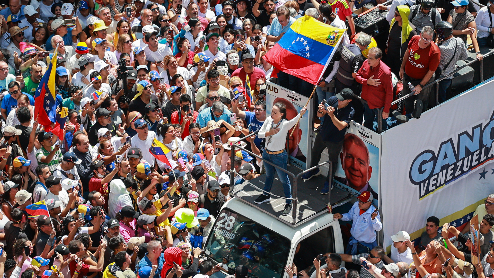 Venezuelan President Nicolás Maduro is to be sworn in for his third presidential term but opposition leaders urge their supporters to protest.