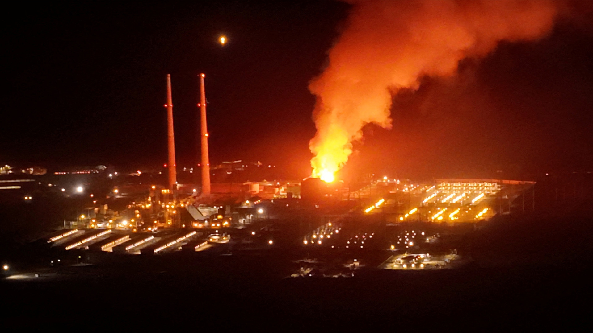 A fire at California's Moss Landing Power Plant, one of the world's largest battery storage facilities, has forced over 2,000 evacuations.