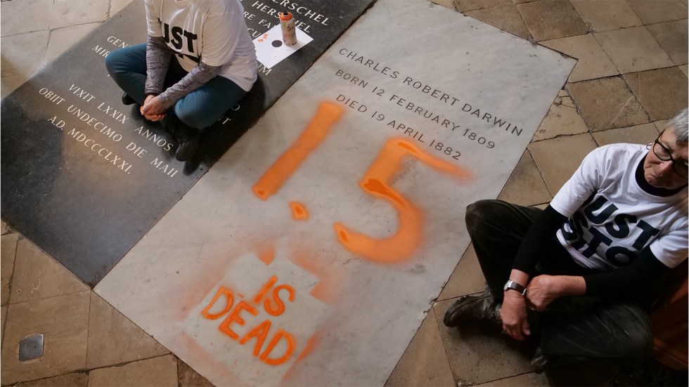 Climate activists vandalized the grave of British naturalist Charles Darwin. Just Stop Oil is demanding the government act on climate change.