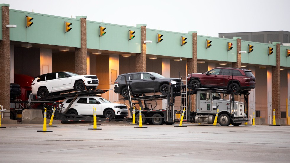 President Donald Trump has agreed to a one-month exemption for major U.S. automakers from newly imposed 25% tariffs on imports from Canada and Mexico. The temporary reprieve, announced Wednesday, followed urgent requests from Ford, General Motors, and Stellantis, which argued that the tariffs would disrupt supply chains and increase vehicle costs.