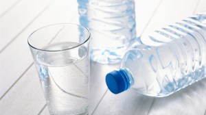 Studies reveal the dangers of microplastics in water and bacteria in reusable bottles. Learn how to lower risks with effective cleaning tips.